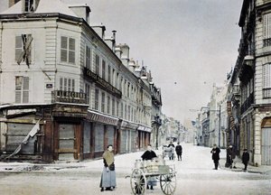 1917年3月3日、フランスのランス、リュドゥヴェズレに牛乳が詰まったカートのある女性と、その後ろにある別のカートを持った男。
